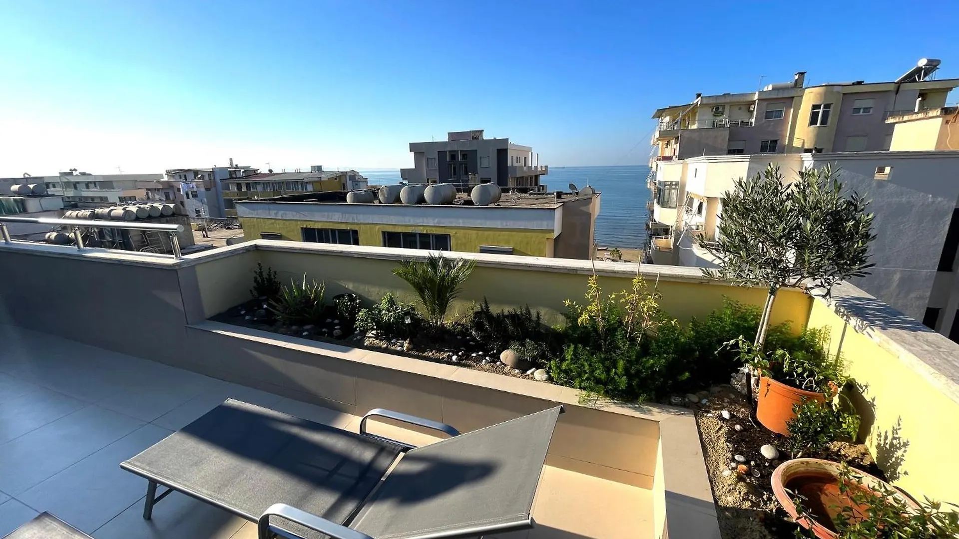 Apartmán Stresni Apartman S Terasou, Zahradou A Vyhledem Na More Durrës
